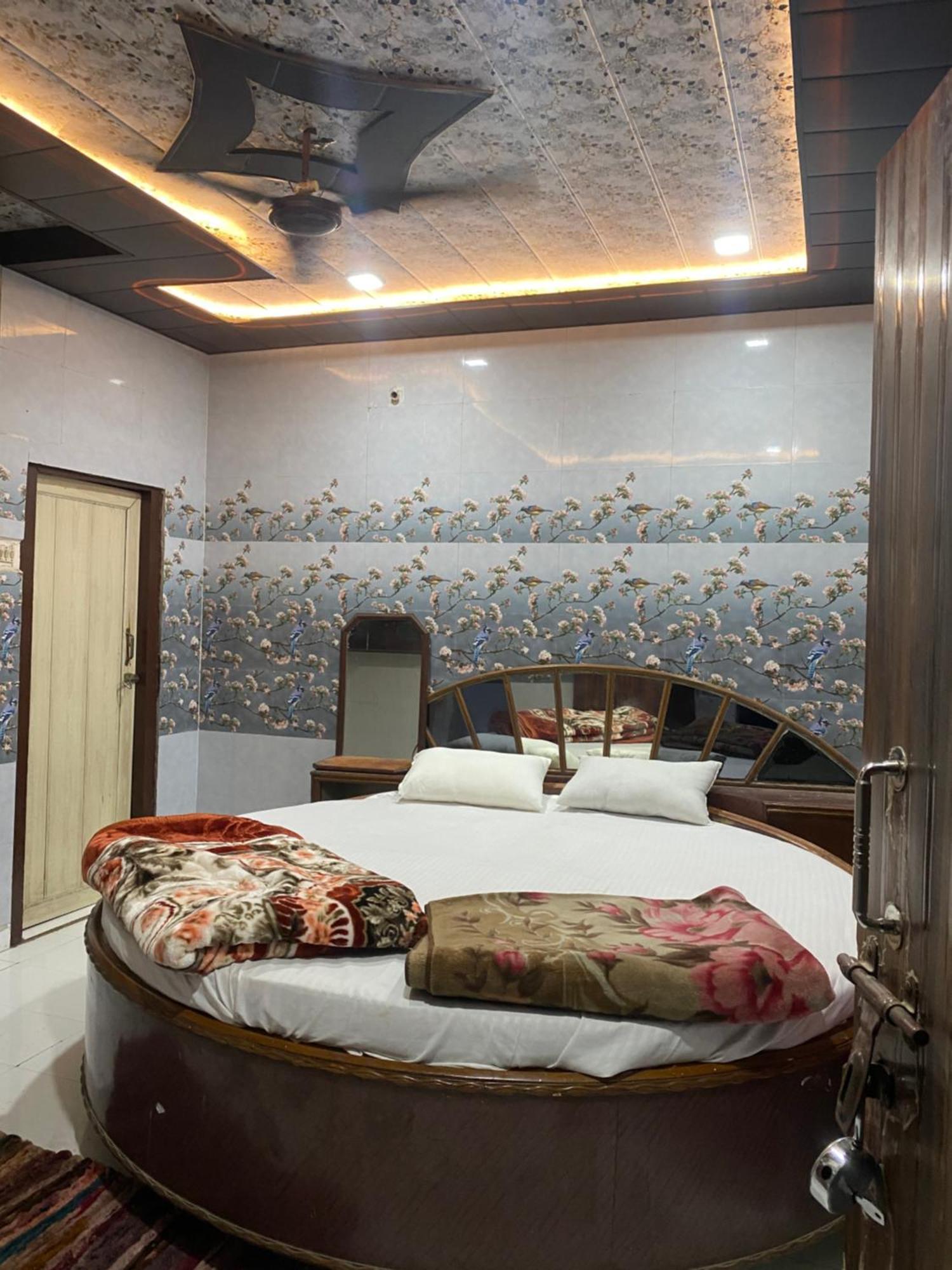 Guest house Radha Kunj Sewa Dham *